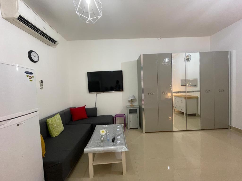 Private Cozy Furnished No 14 Khalidiya Park Uae Appartamento *